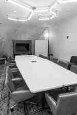 غرفة اجتماعات مع تلفزيون عالي الدقة