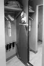 مكواة وطاولة كي في خزانة غرفة نزلاء