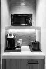 ميكروويف وماكينة إعداد القهوة في غرفة نزلاء