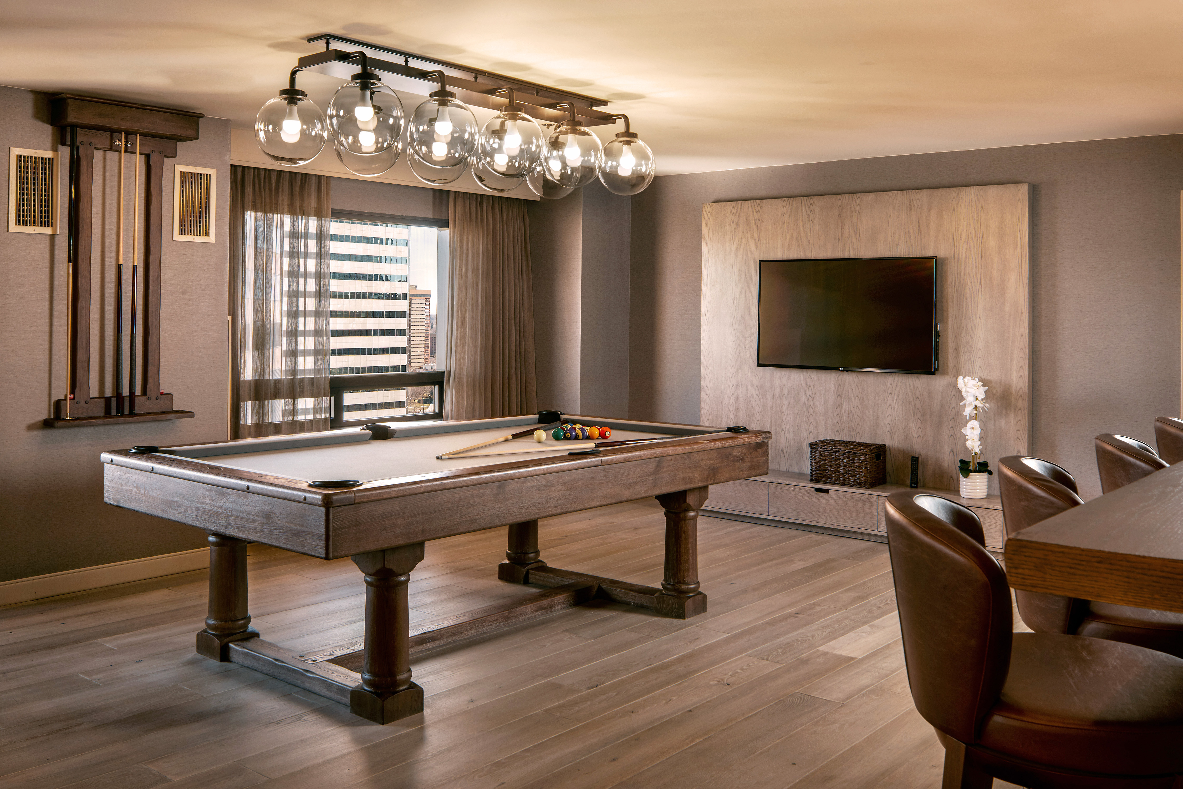 Presidential Suite With Pool Table