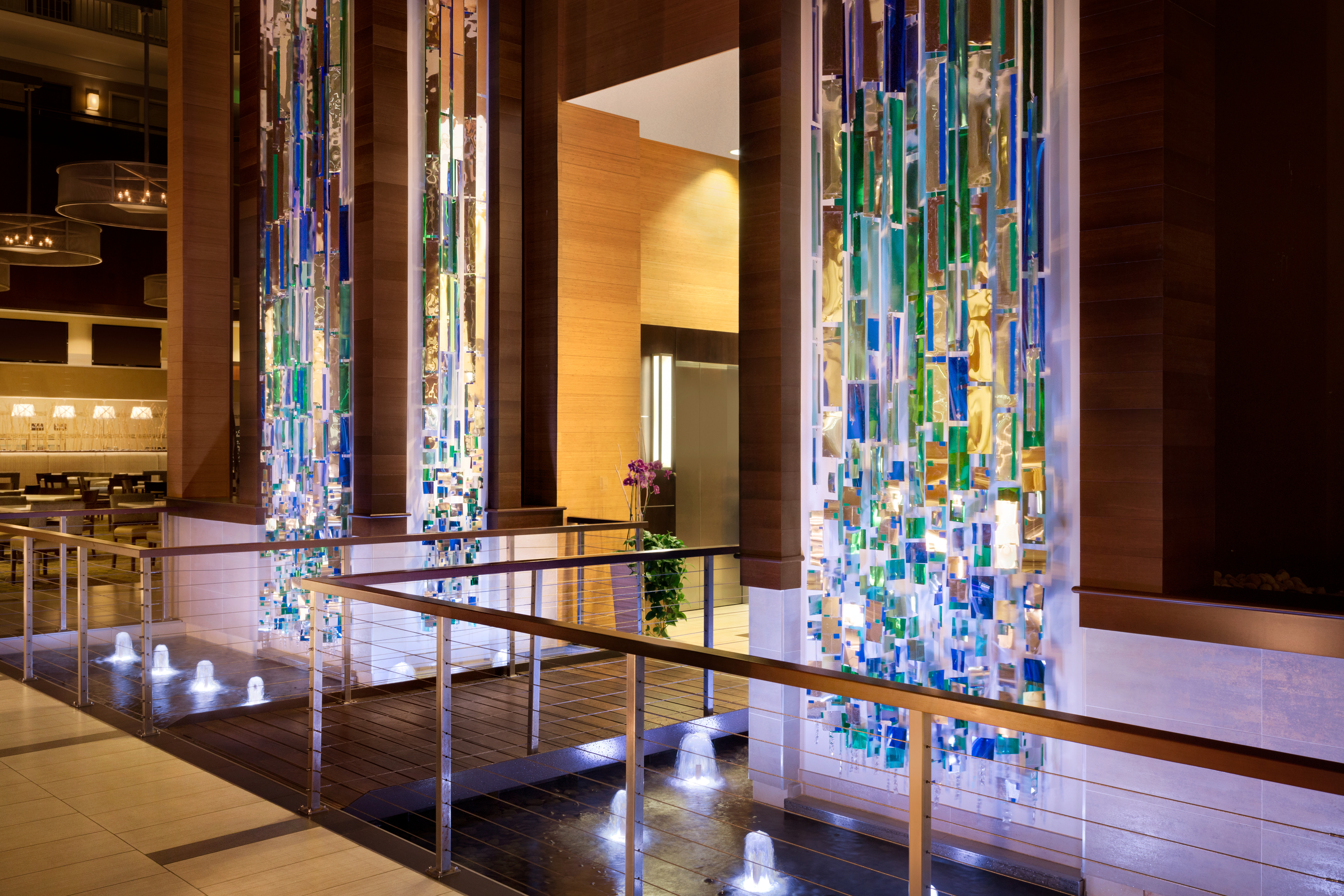 Vista en ángulo del arte del lobby de recepción y fuentes con iluminación dramática