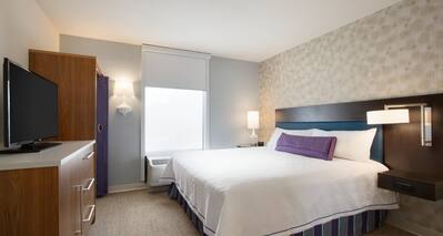 1 King Bed 1 Bedroom Suite Guestroom with Room Technology