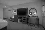 Misafir Odasında Yuvarlak Ayna, TV ve Mikrodalga bulunan Çalışma Masası