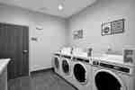 Pyykinpesuhuone, jossa kolikkokäyttöiset koneet