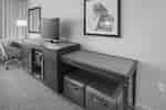 Hampton Inn Dallas Airport hotel, twee queensize kamerbedden met dressoir en flatscreen-tv