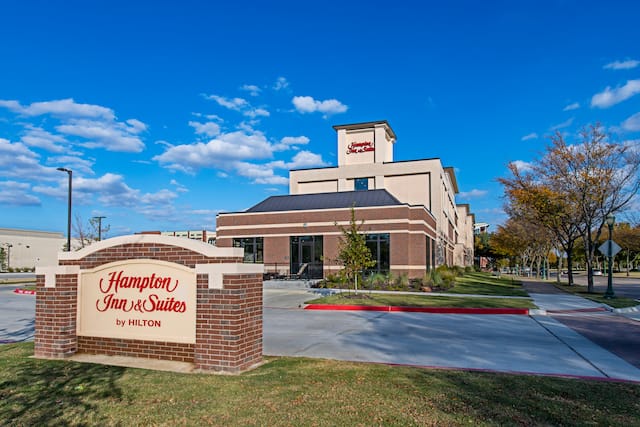 Hampton Inn and Suites by Hilton Hotel Exterior