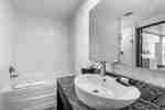 King Nomad Suite, Bathroom