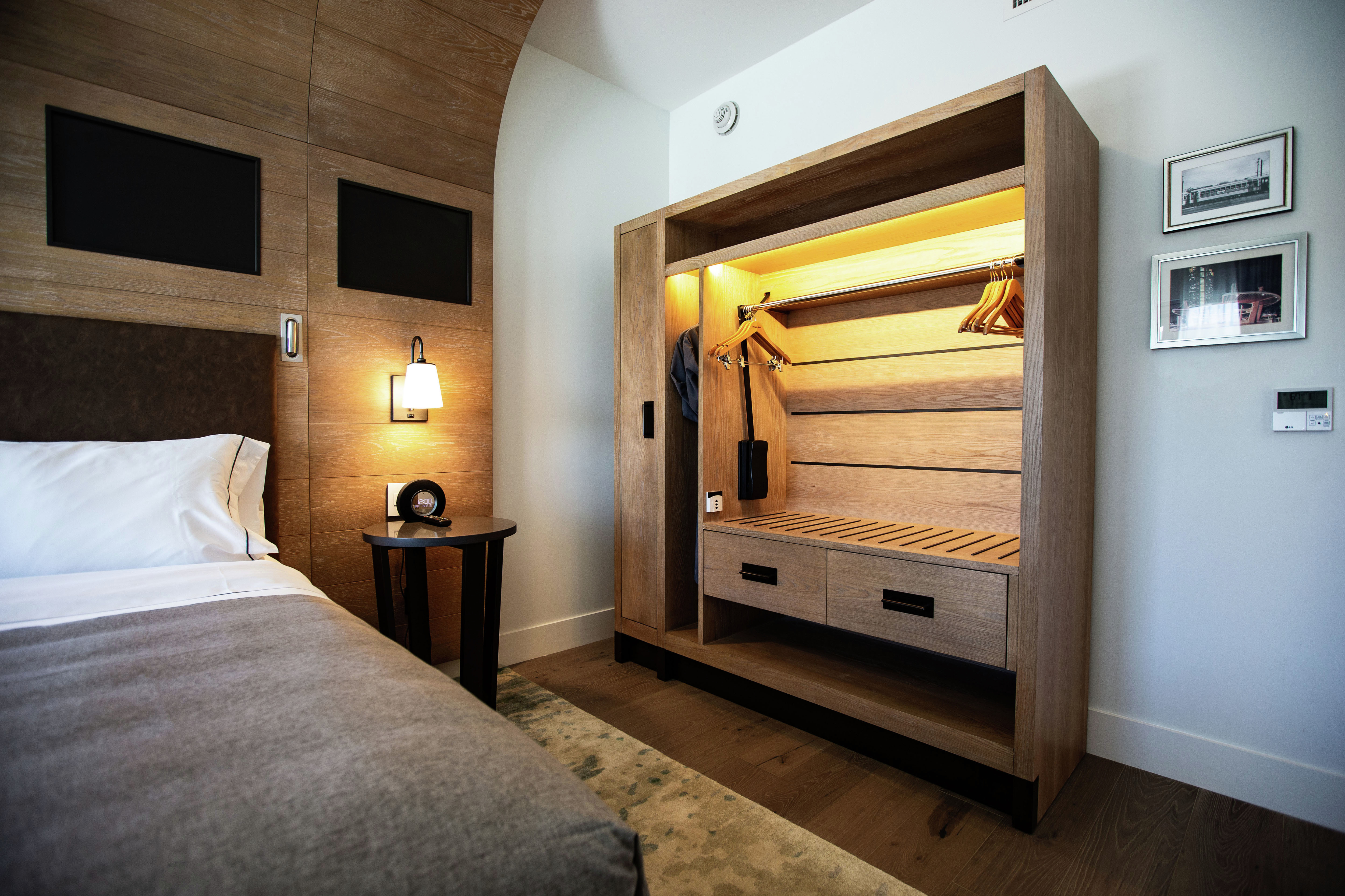 Accessible Guestroom with Bed and Closet