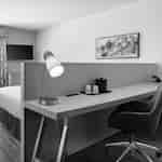 ห้องนอนพร้อมโต๊ะทํางาน