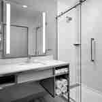 ห้องอาบน้ำพร้อมฝักบัวในห้องพัก