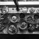 「ヘンリー・キッチン&バー」のテーブルに並べられた新鮮なベリーとお料理