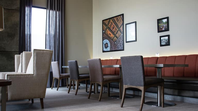 Lobby y lounge con muebles modernos