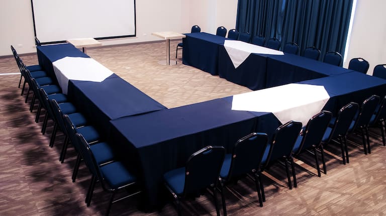 Sala de reuniones con montaje en forma de U