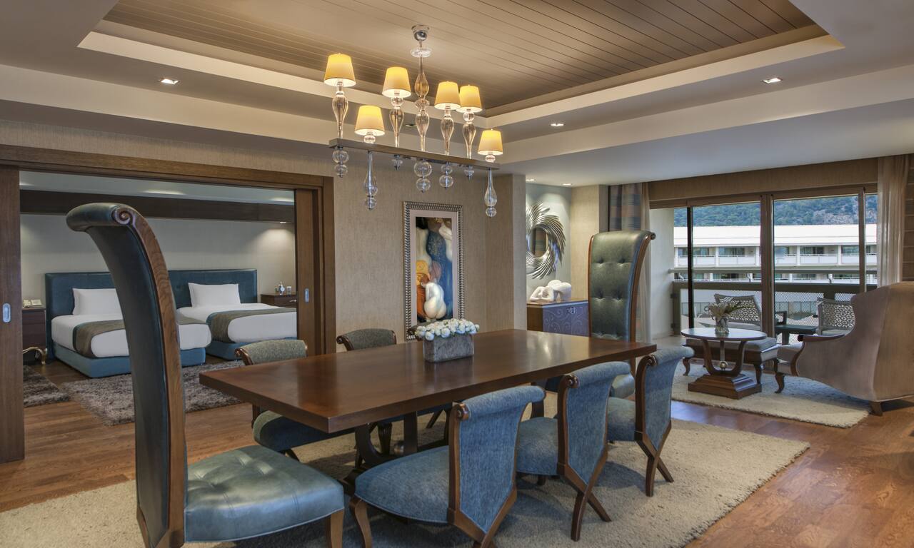 Presidential Suite Dining Room-transition