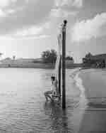 kobieta na pływającym przy plaży