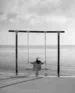 kobieta na pływającym przy plaży