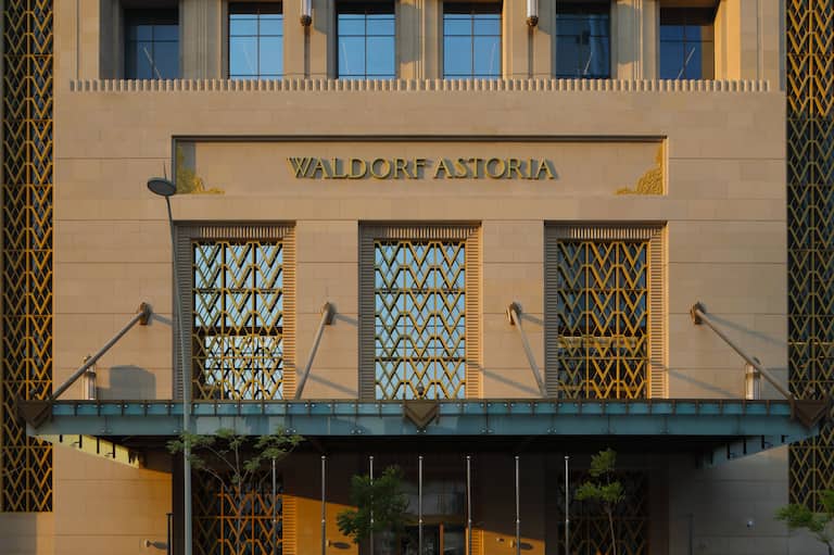 Außeneingang des Waldorf Astoria Hotel