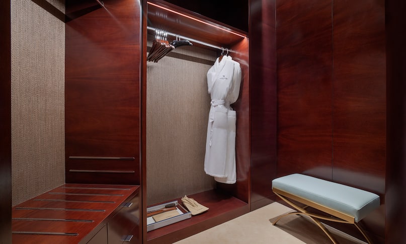 Suite closet with clothes hangers-previous-transition
