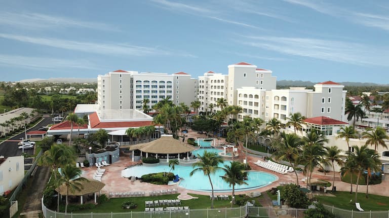 Vista de la fachada del resort frente a la playa