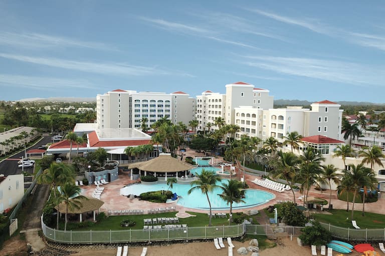 Vista de la fachada del resort frente a la playa