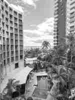 酒店與旁邊高樓大樓之間的泳池外觀鳥瞰圖。