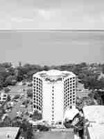 酒店外部鳥瞰圖，背景為湛藍的海水和天空。