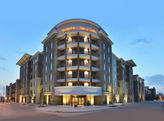 Hampton Inn and Suites Des Moines Downtown - Image1