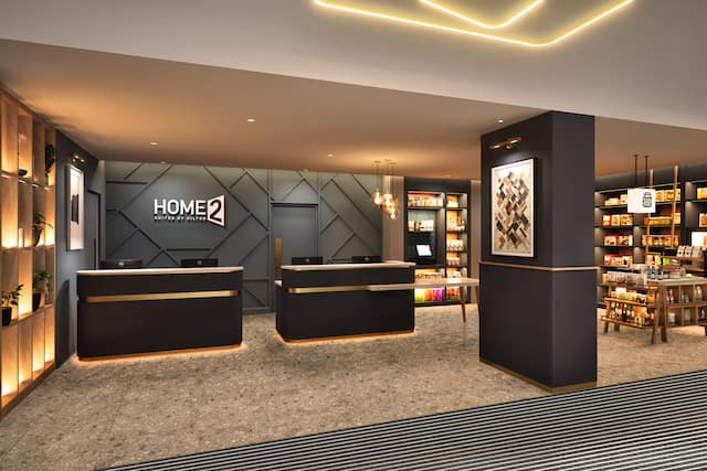 Hall avec réception et épicerie attenants