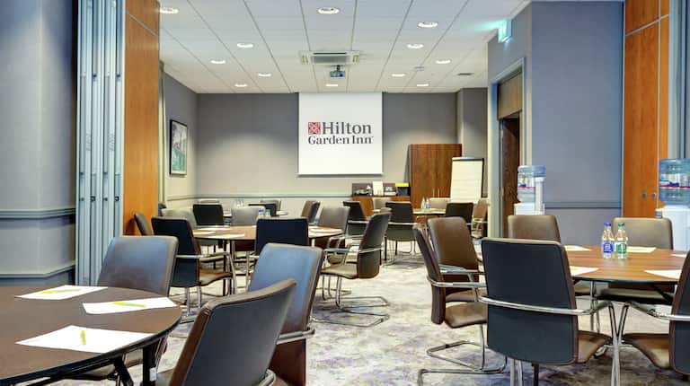 Liffey & Harbour Meeting Room with Tables and Chairs with Projector