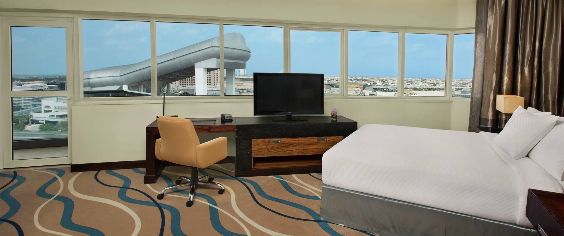 King Guestroom with Bed, Work Desk, Room Technology, and Outside View