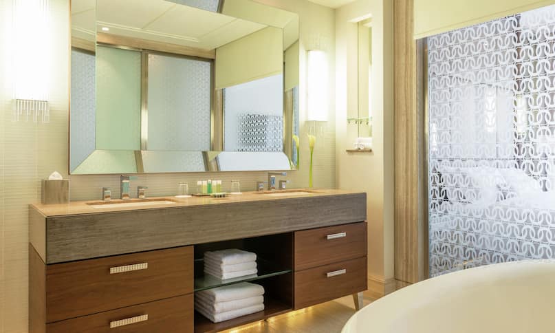 Deluxe Room Bathroom-previous-transition