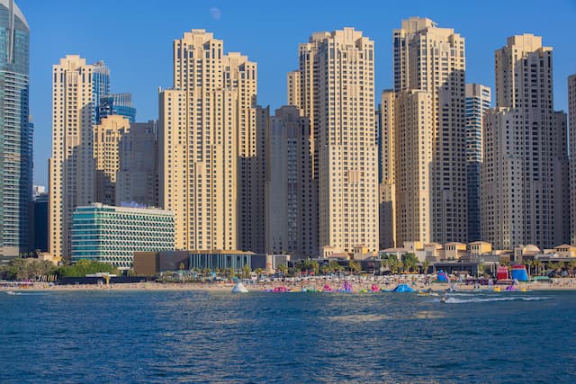 Vue de l'extérieur de l'hôtel depuis la mer