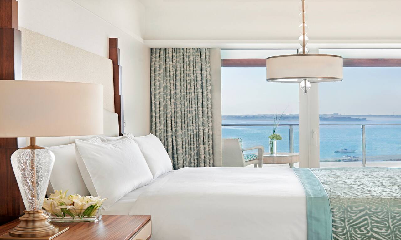 Deluxe Room with bed and view of ocean
