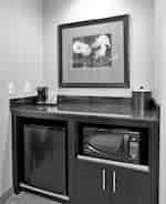 بار مشروبات ومنطقة مطبخ