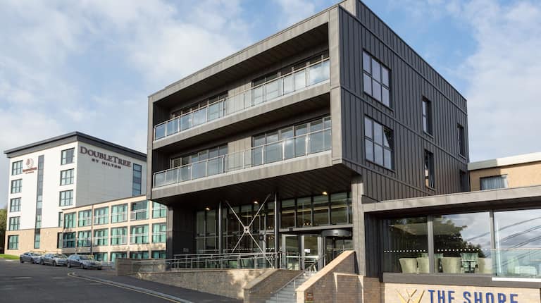 Außenansicht des Restaurants und Hotels The Shore