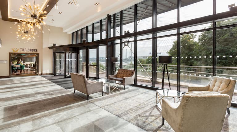 Sitzbereich in der Lobby mit Ausblick