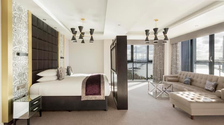 Suite mit Kingsize-Bett und Loungebereich