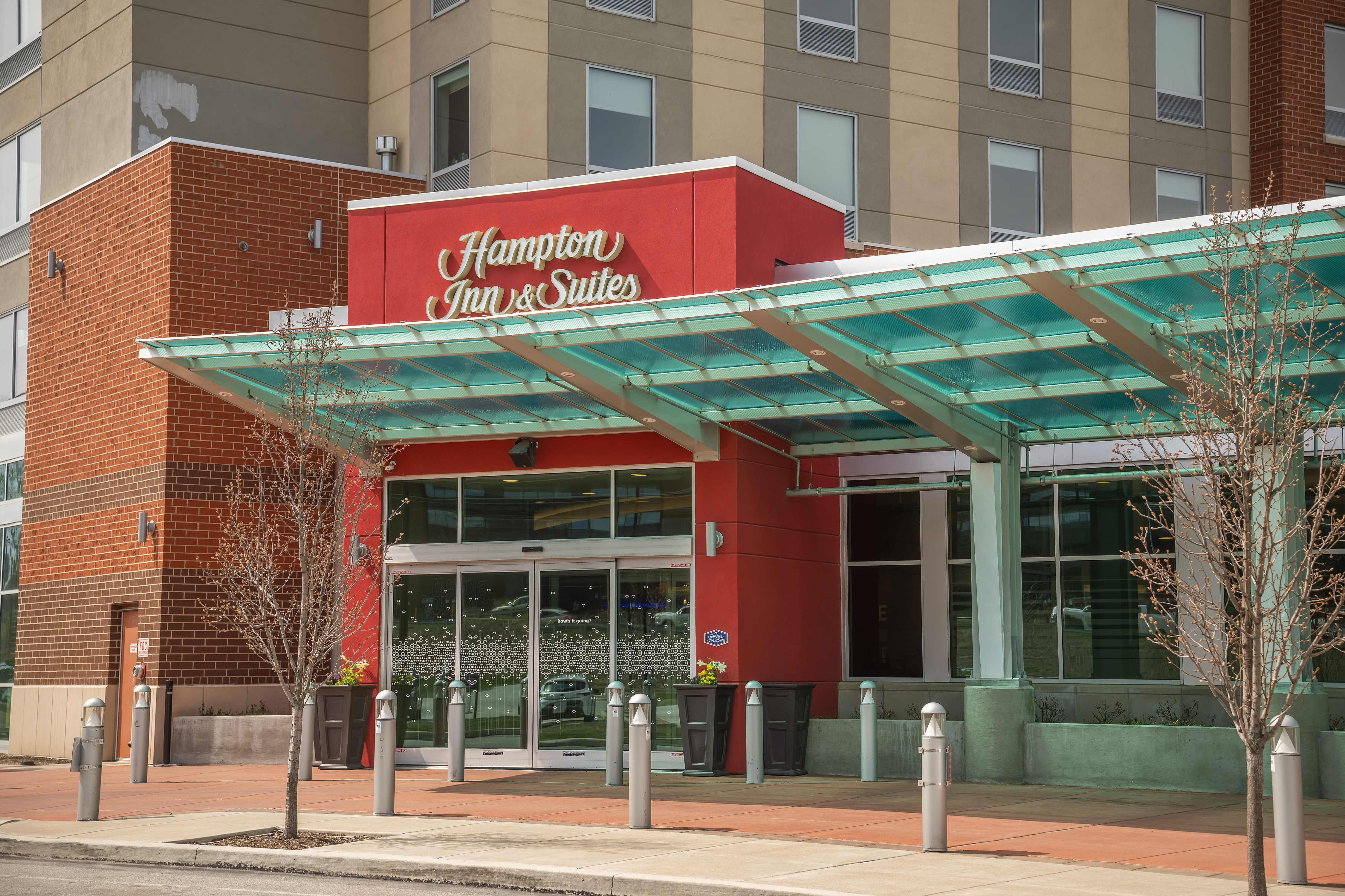 Hampton Inn and Suites Hotel Exterior and Entrance