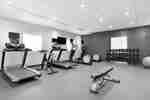 Comodo fitness center in loco completamente attrezzato con macchine cardio, cyclette e pesi gratuiti.