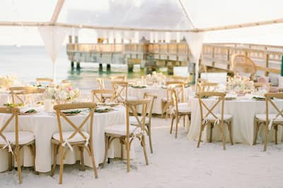 Tischbestuhlung für eine Hochzeitsfeier am Strand