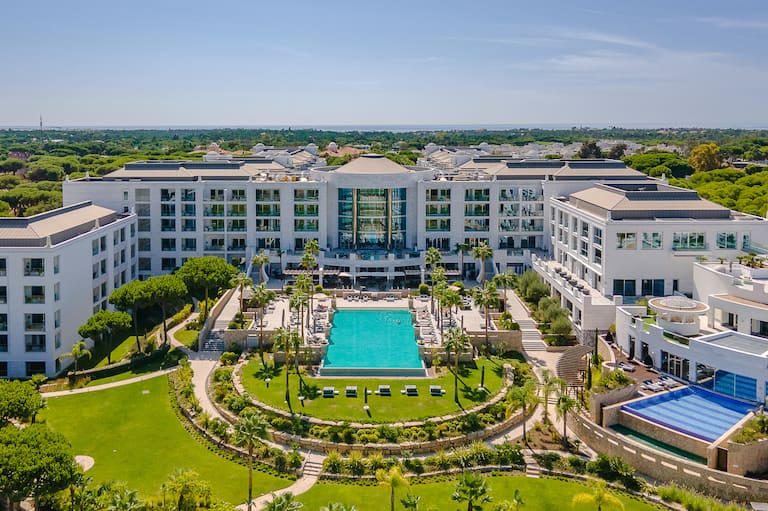 Vista aérea de la fachada del hotel y del área de la piscina al aire libre