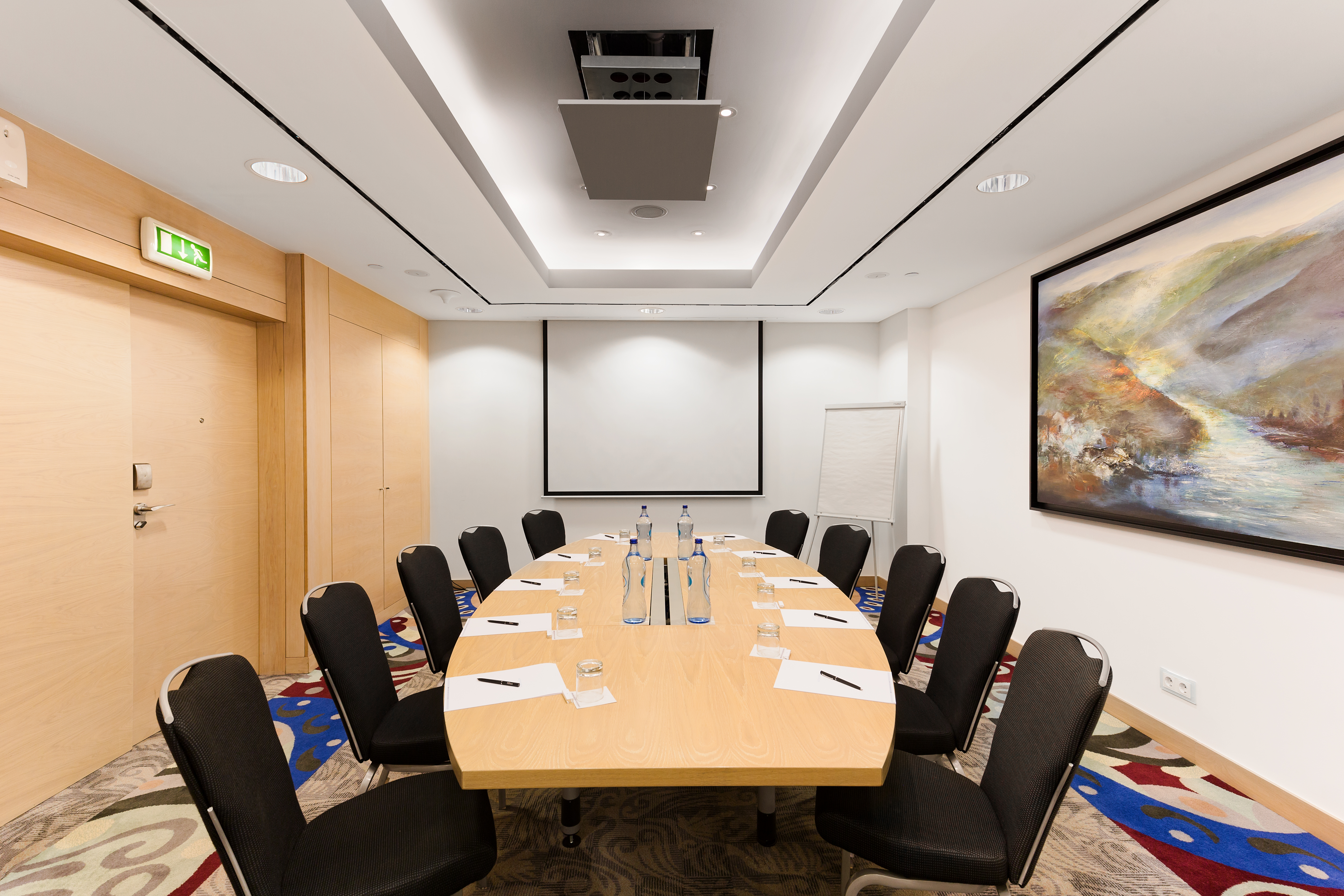 Sala de reunião executiva com projetor 