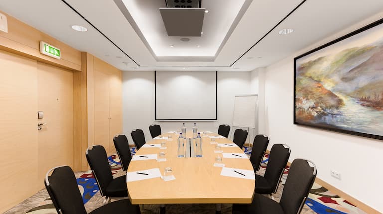 Sala de reunião executiva com projetor 