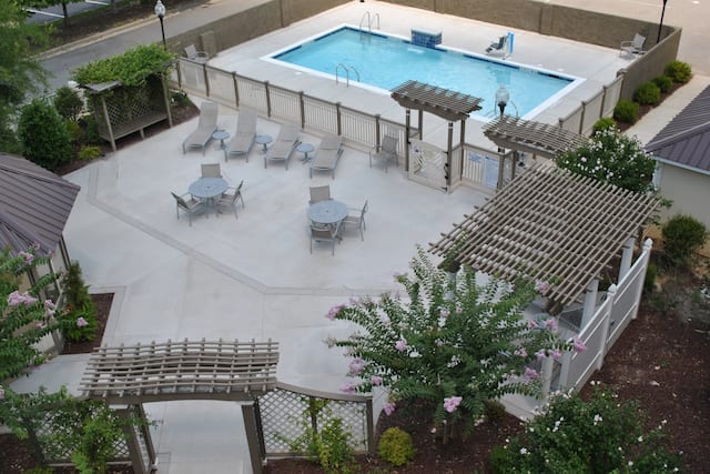 Whirlppool and outdoor courtyard