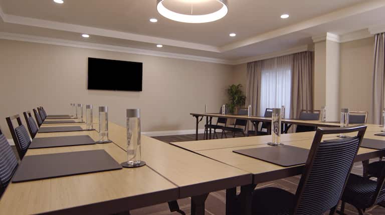 Sala de reuniones Pegasus con montaje en forma de U y televisor de alta definición