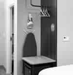 وسائل الراحة في غرفة نزلاء مع طاولة كي 