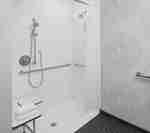 حمام مخصص لذوي الاحتياجات الخاصة، مزود بدش لذوي الإحتياجات الخاصة