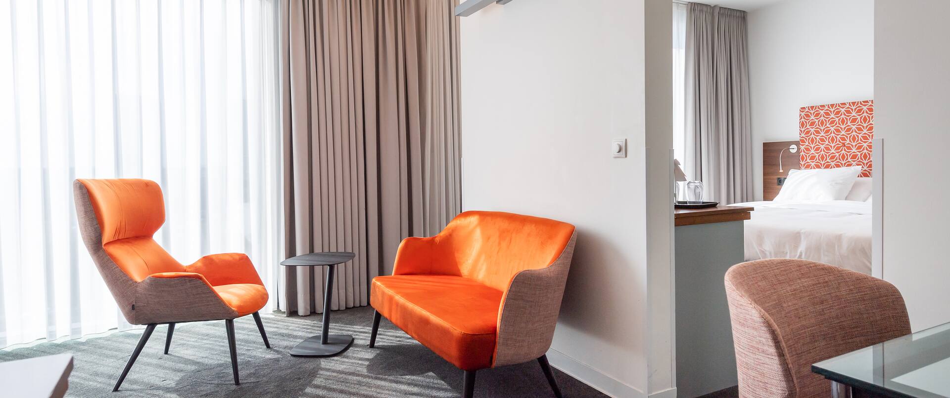 Loungebereich mit Sitzgelegenheit in Orange