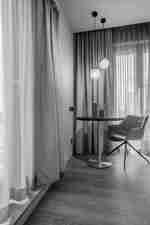 salotto in camera con tavolo e sedia