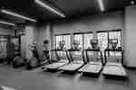 Fitnesscenter med en mängd olika träningsutrustning